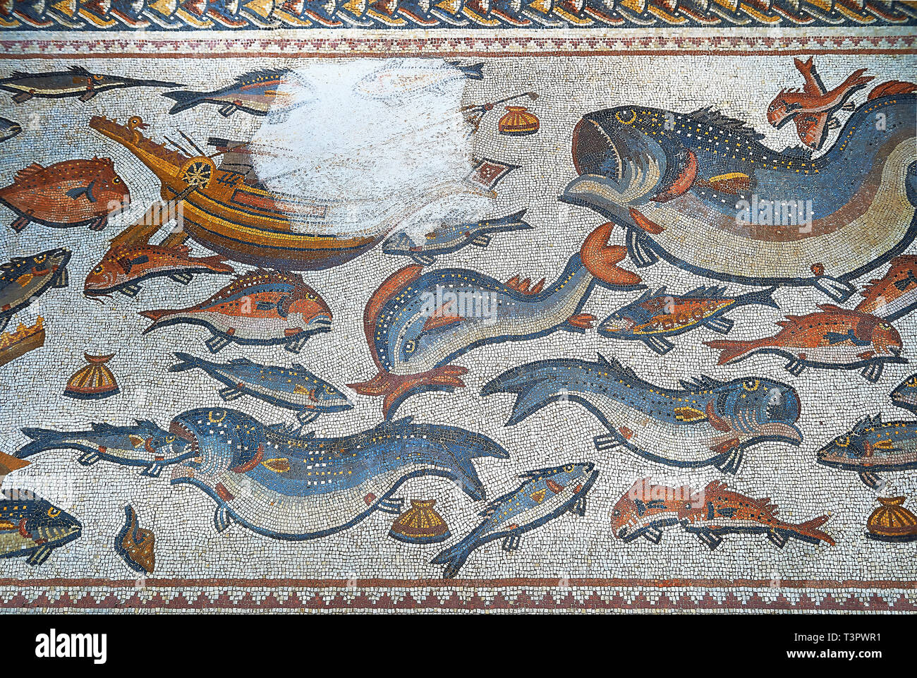 Peces y Vida marina desde el 3er piso de mosaico romano del siglo villa de Lod, cerca de Tel Aviv, Israel. El piso de mosaico romano de Lod es la más grande y la b Foto de stock