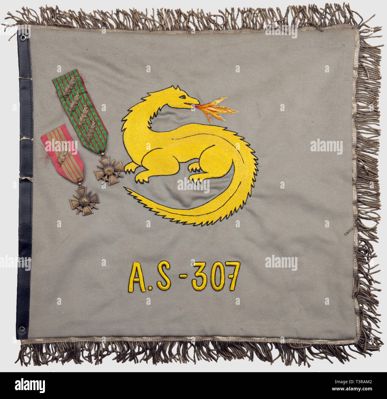 DRAPEAUX, Fanion FANIONS et du 503ème Régiment de Chars de Combat, 1er  escadron, post 1945. Insigne à la salamandre crachant des flammes sur fond  de drap gris et "A.S - 307' en