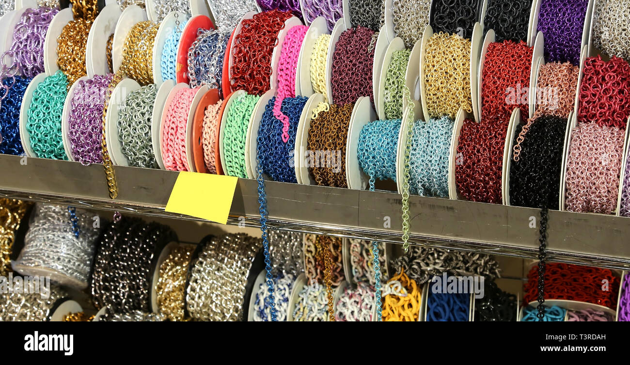Cadenas y collares para la venta en la tienda de mayorista de accesorios de  moda Fotografía de stock - Alamy