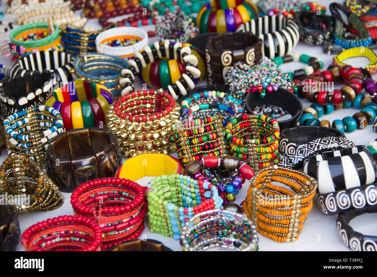 lila Increíble Discriminar India Tradicional joyería para mujeres. Coloridas pulseras hechas de diferentes  materiales. Tienda con la mercancía. Tienda con la mercancía. Close-up  Fotografía de stock - Alamy
