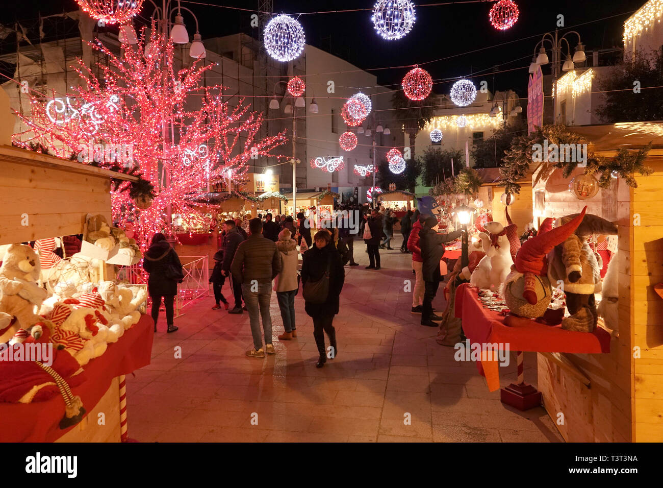Italia, Apulia, Polignano a Mare, compras de Navidad Foto de stock
