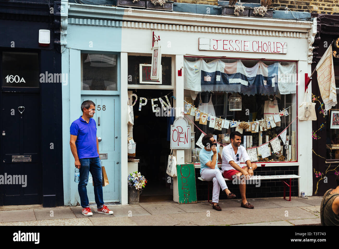 Londres, Reino Unido - 22 de julio de 2018: gente sentada fuera de la Jessie Chorley tienda de souvenirs donde la mano bordado apliques de collages y ventas, East Londo Foto de stock
