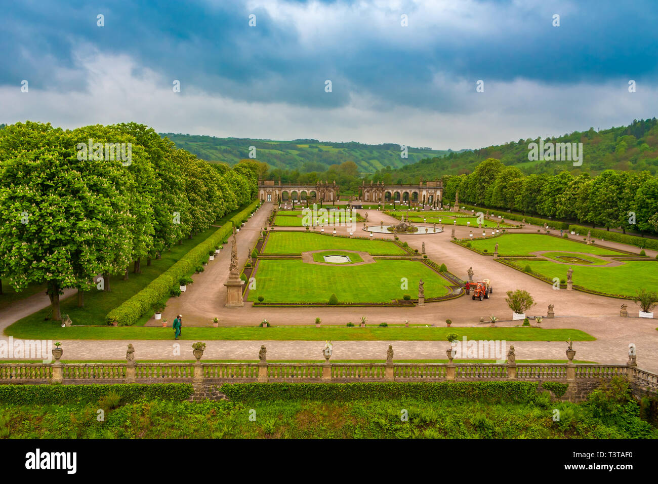 Gran vista aérea del hermoso jardín barroco del Palacio Weikersheim en el valle Tauber, enmarcadas por castaños de avenidas con el Hércules... Foto de stock