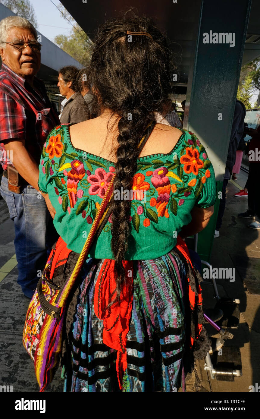 La mujer mexicana en vestimentas tradicionales, Ciudad de México, México  Fotografía de stock - Alamy
