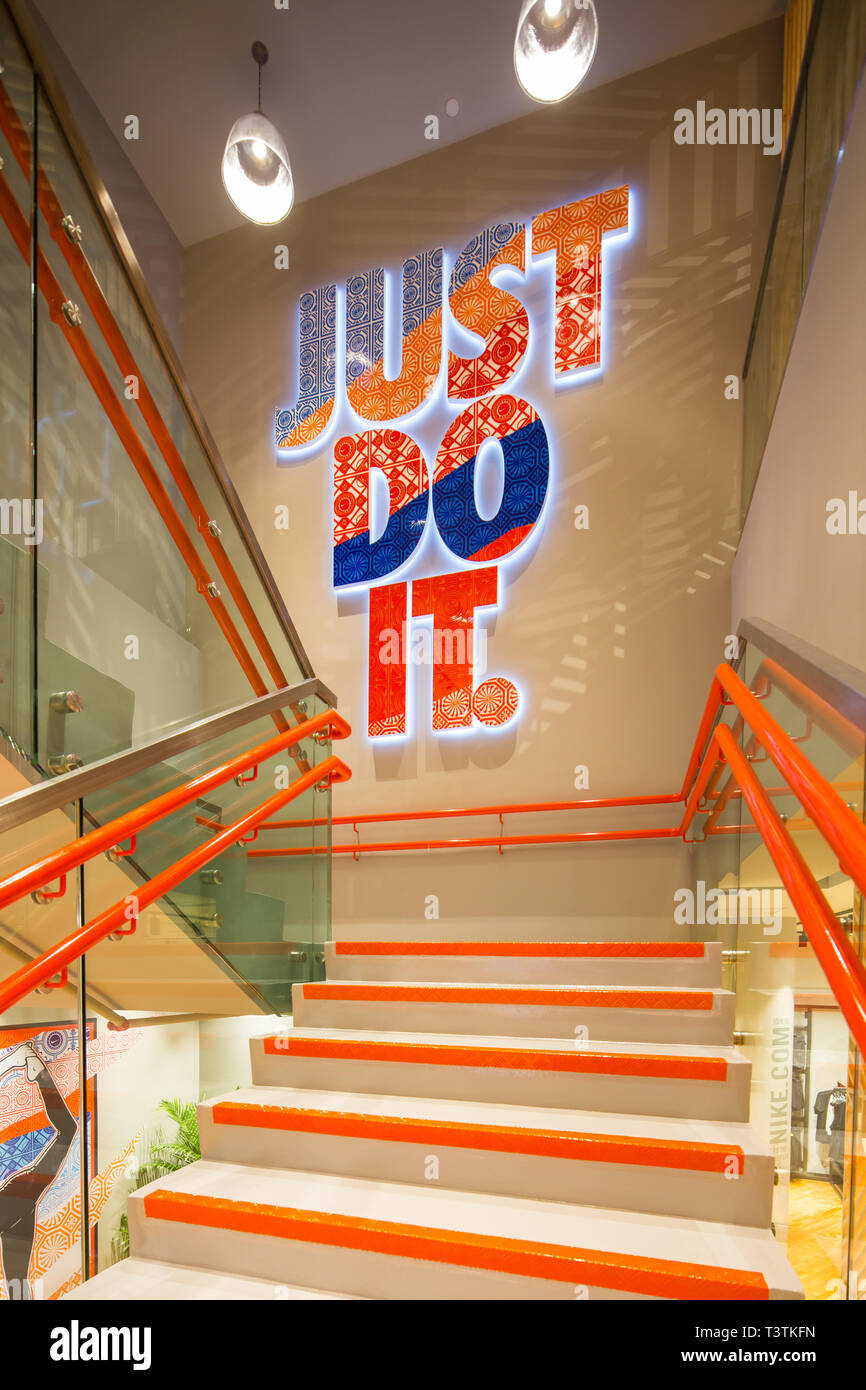 Hermoso diseño de Nike el eslogan "Just do it" de Nike boutique joya en el  aeropuerto Changi de Singapur Fotografía de stock - Alamy