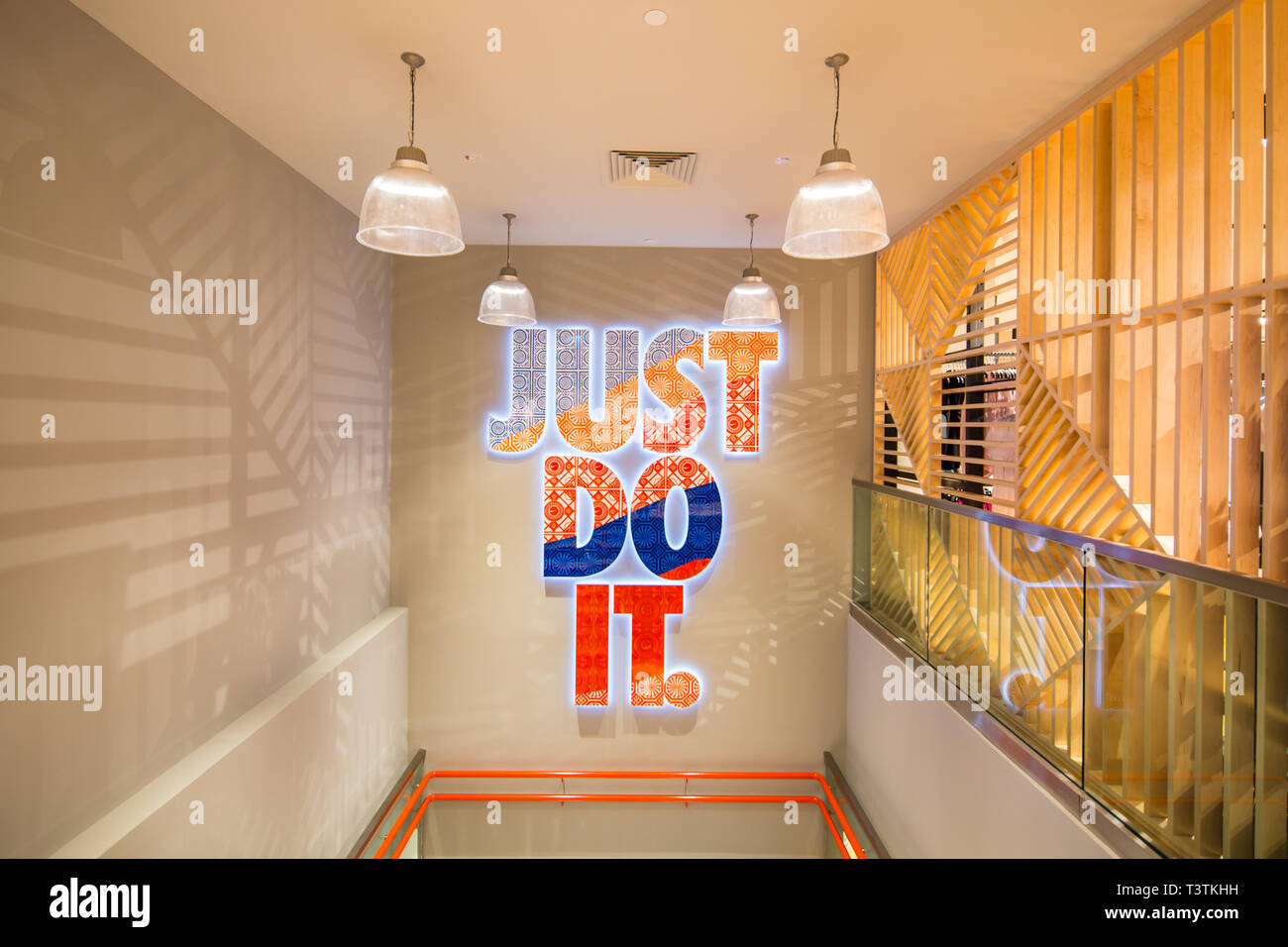 Hermoso diseño de Nike el eslogan "Just it" de Nike boutique en aeropuerto Changi de Singapur Fotografía de stock - Alamy