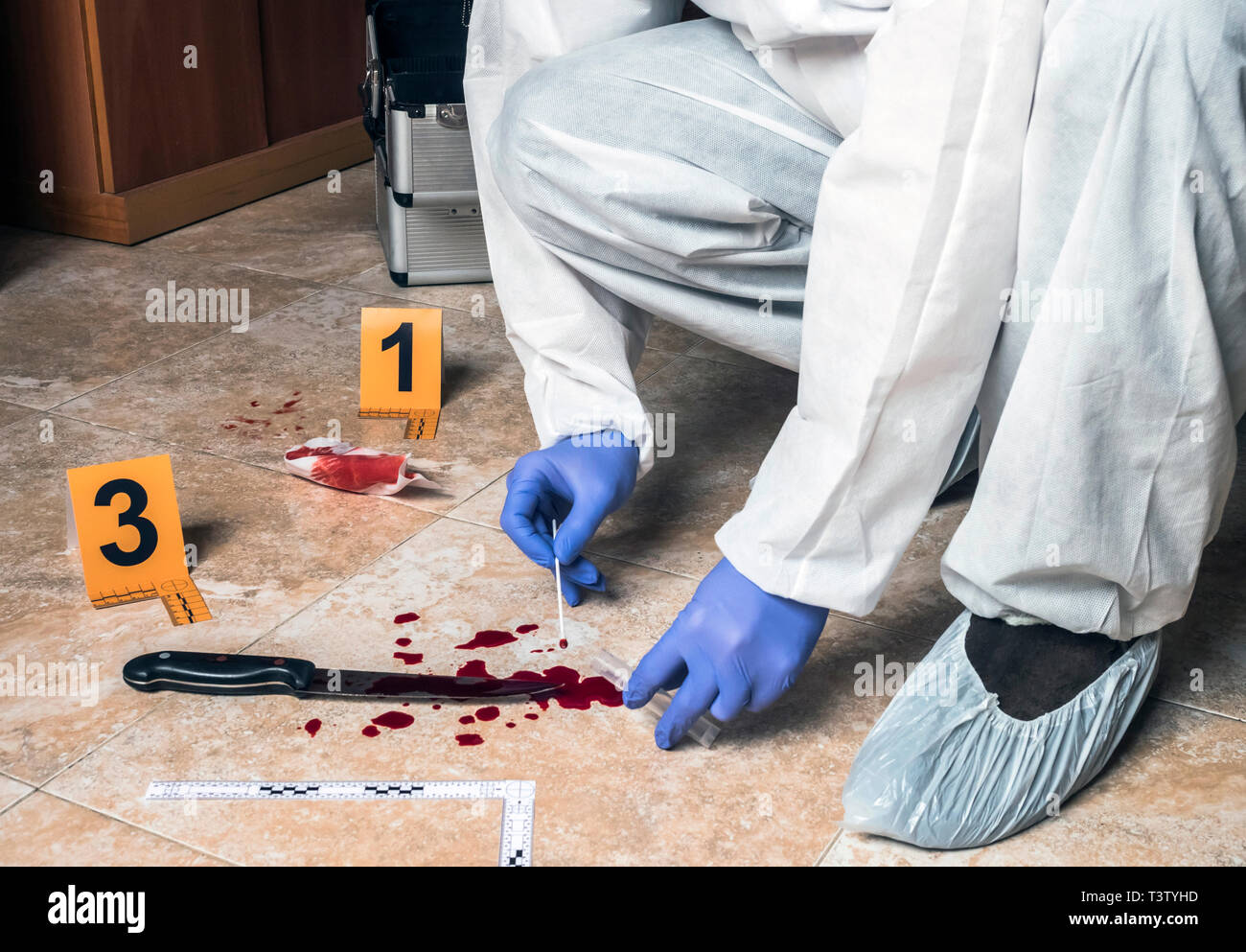 La policía experto toma muestra de sangre de una cuchilla de sangre en la escena de un crimen, imagen conceptual Foto de stock