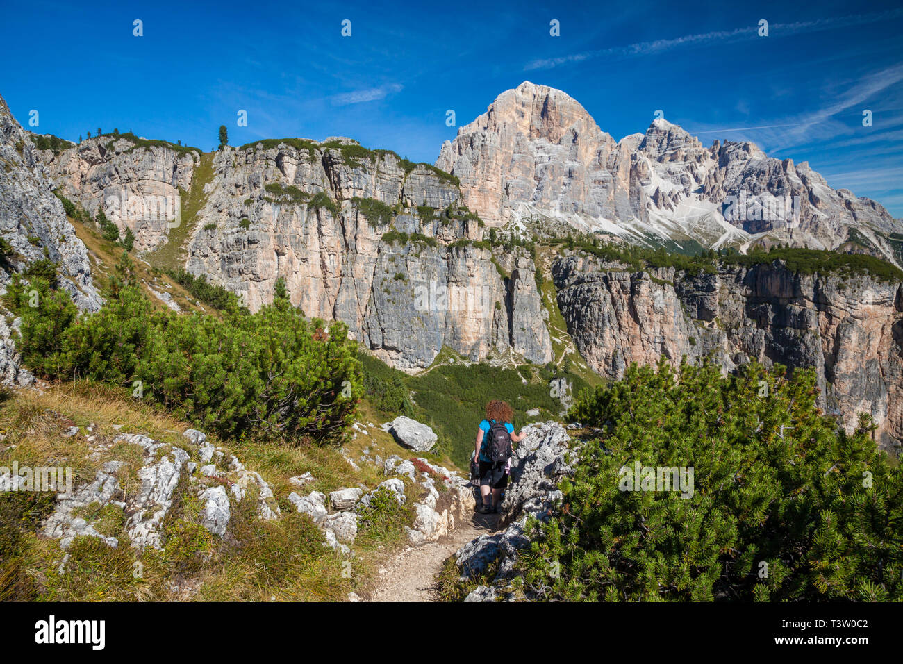 Mujer joven en un sendero de trekking en los Dolomitas, en el norte de Italia Foto de stock