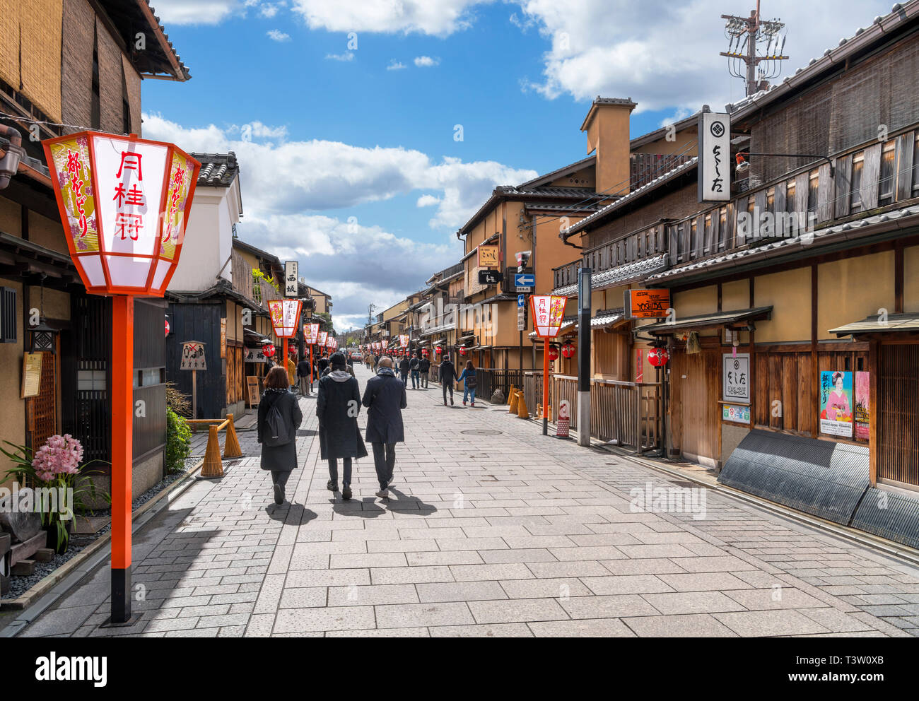 Edificios tradicionales japoneses en Hanamikoji-dori, una calle en el histórico distrito Gion de Kyoto, Japón Foto de stock