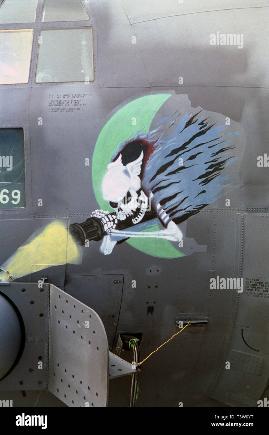 El 30 de octubre de 1993 arte de nariz en un USAF Lockheed AC-130H 'Spectre' avión en el aeropuerto de Mogadishu, Somalia. Foto de stock