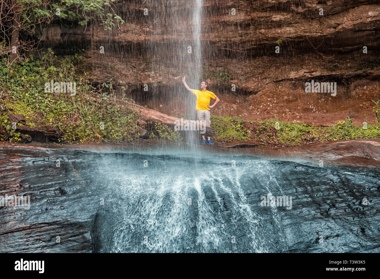 Un hombre detrás del 'salto' Suizo la cascada más alta del Paraguay, cerca  de la Colonia Independencia y Vallarrica Fotografía de stock - Alamy