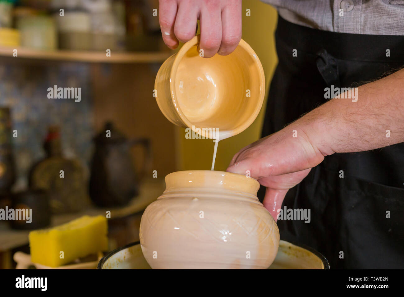 Potter preparación de cerámica para quemar Fotografía de stock - Alamy