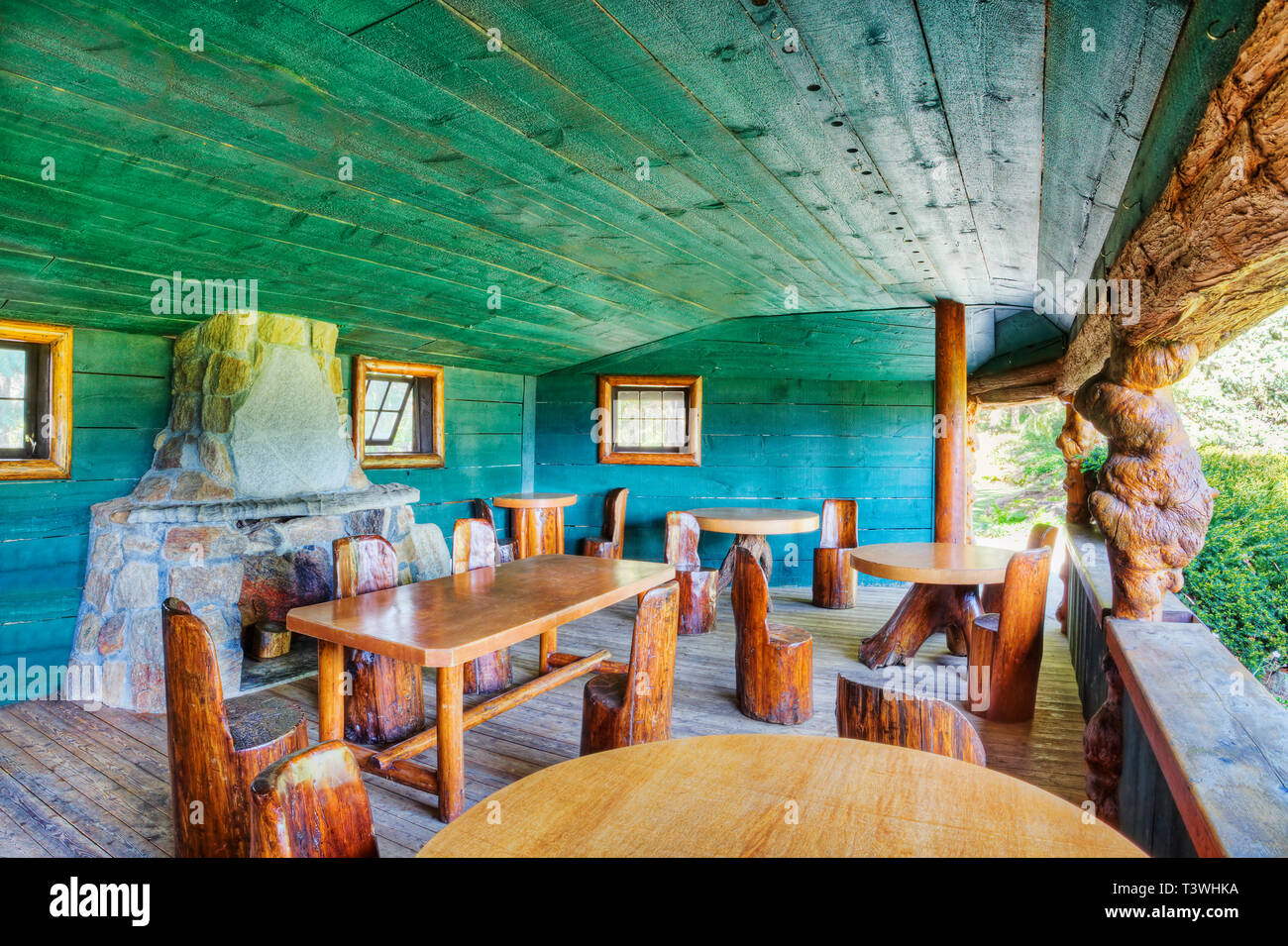Rústicas sillas y mesas en el restaurante patio Fotografía de stock - Alamy