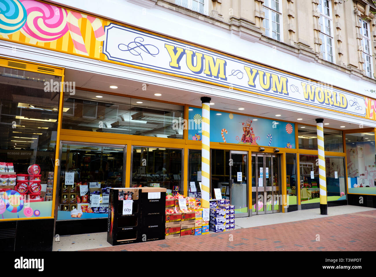 Fachada de Yum Yum Mundo una tienda de dulces y suaves para niños, área de juego High Street, Rugby, Warwickshire, REINO UNIDO Foto de stock