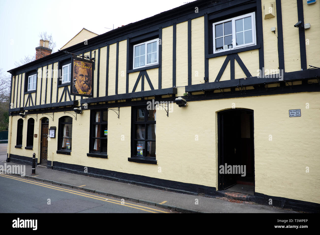 Fachada de los comerciantes Inn, Little Church Street, Rugby, Warwickshire, REINO UNIDO Foto de stock