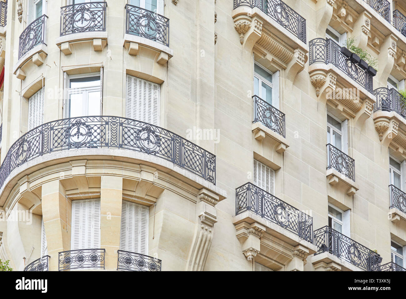 París, Francia - 23 de julio de 2017: la antigua fachada de edificio parisino de lujo en día de verano en Paris, Francia Foto de stock