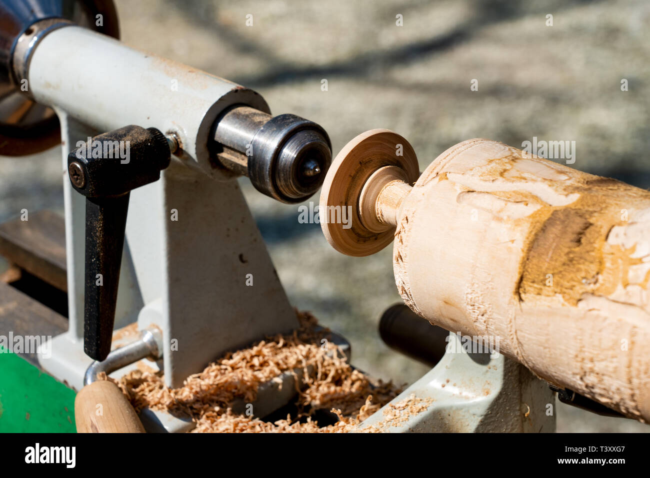 Tallando una barandilla de madera en pie torneado Foto de stock