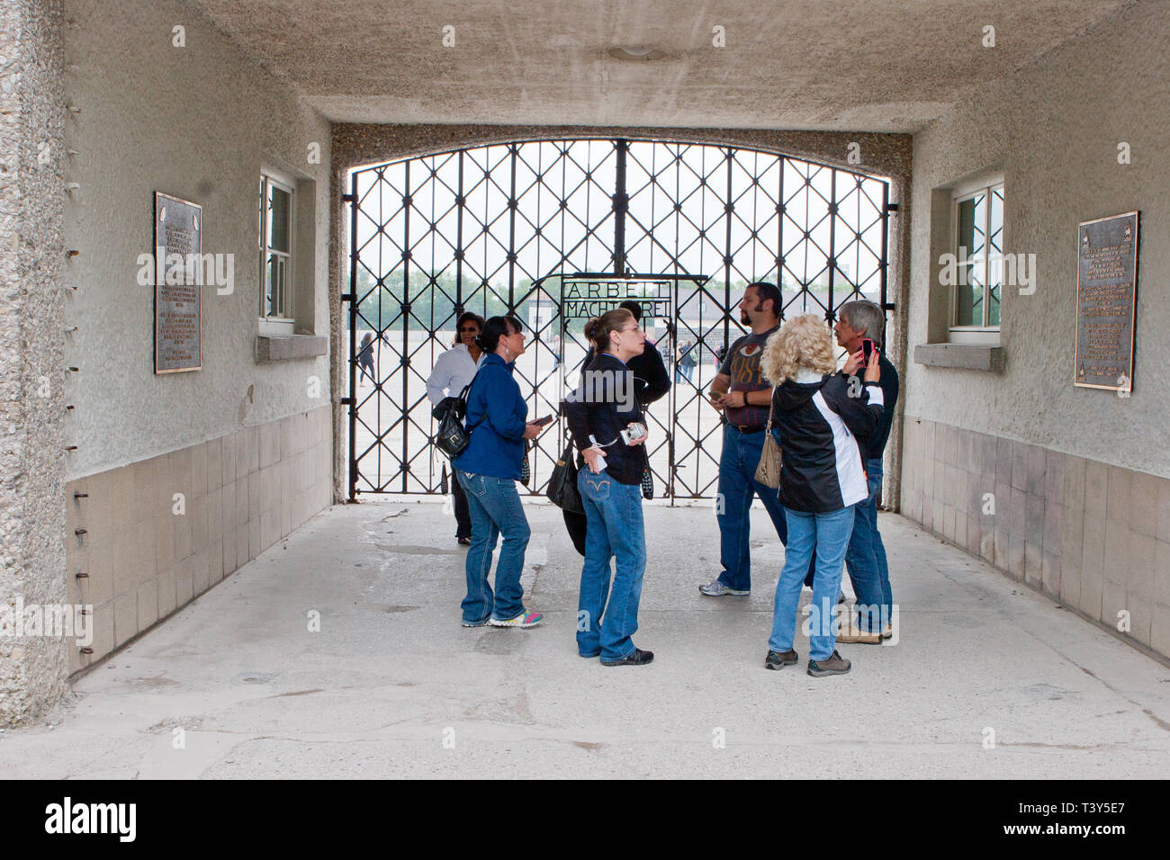 Arbeit macht frei gate en Dachau Foto de stock