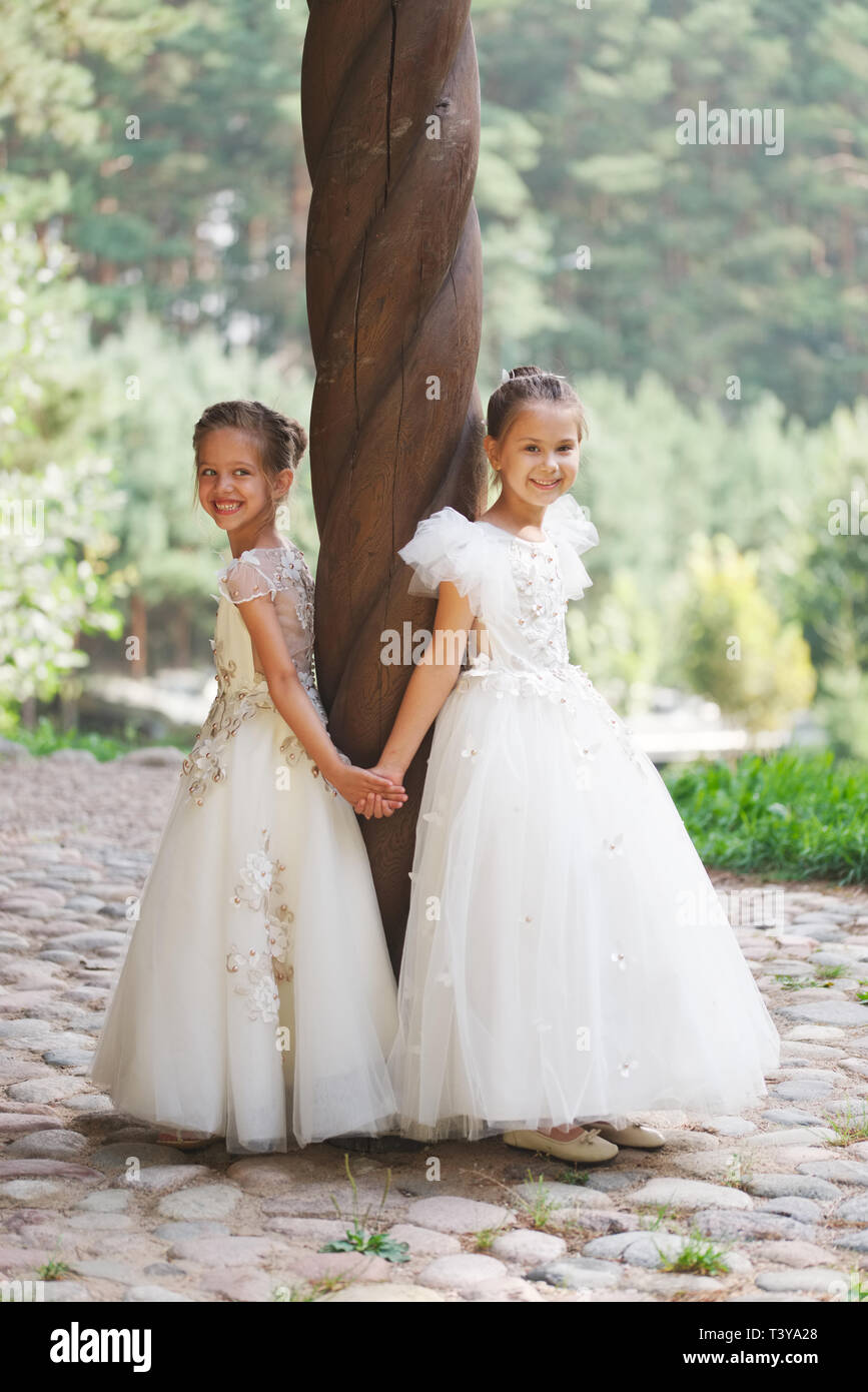 Feliz chicas hermosas con blanco vestidos de novia Fotografía de stock - Alamy Feliz chicas hermosas con blanco vestidos de novia Fotografía de stock - Alamy