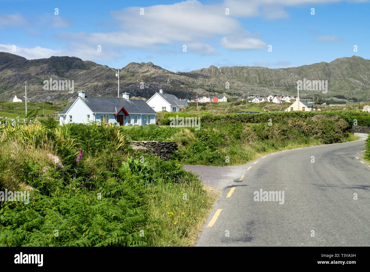 La vista horizontal en el oeste de Kerry, la península de Beara, popular destino vacacional en Irlanda para escapadas de fin de semana unidades familiares en carretera. Rodeado por N Foto de stock
