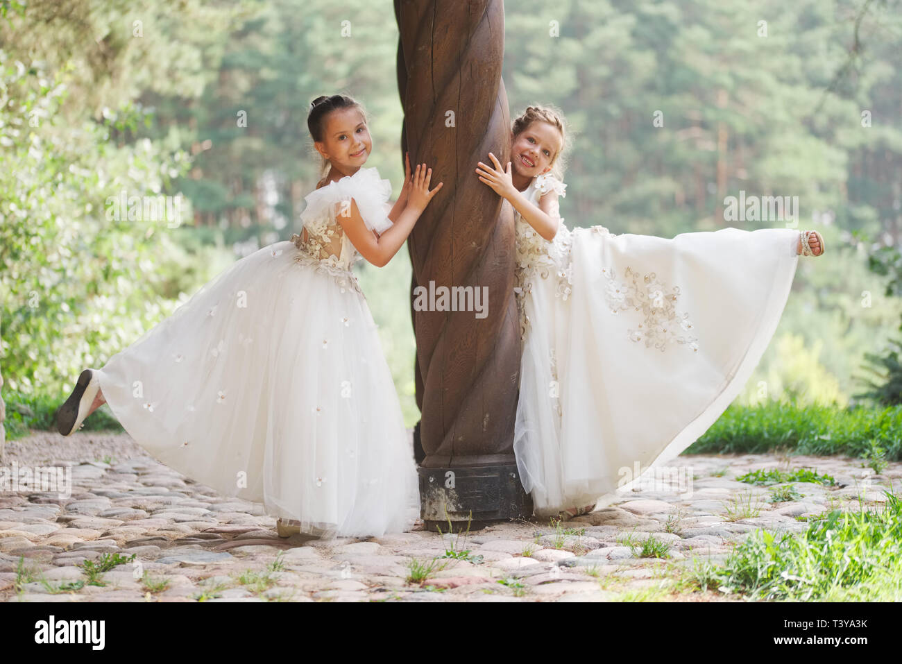 Feliz chicas hermosas con blanco vestidos de novia Fotografía de stock -  Alamy