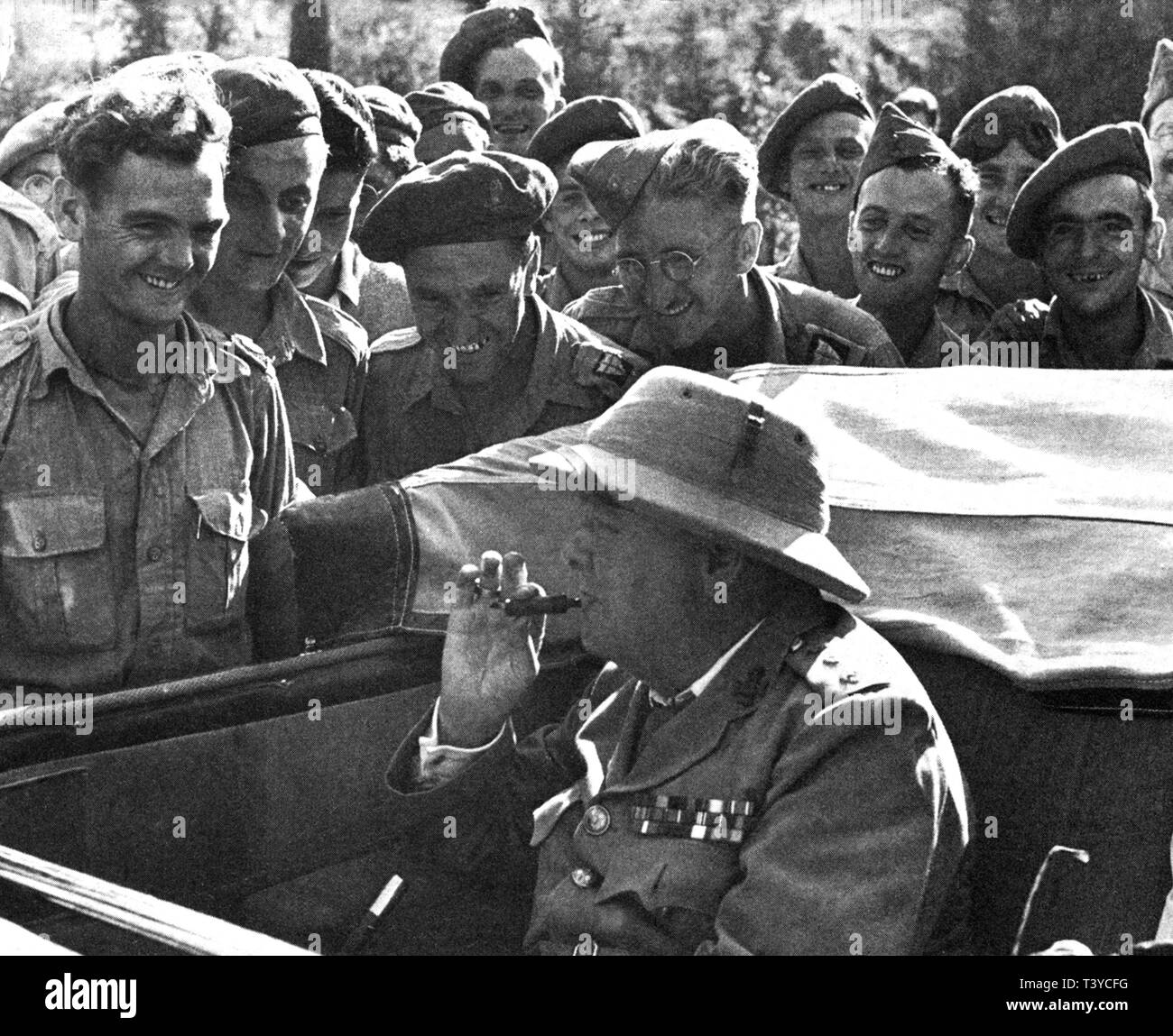 Winston Churchill en el frente durante la campaña italiana.24 de agosto 1944 Foto de stock