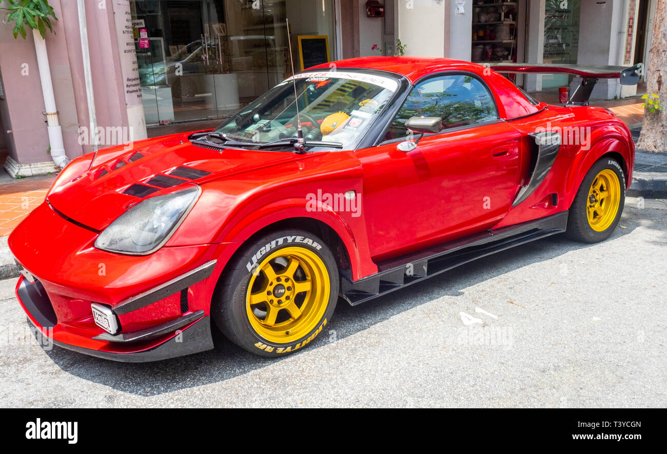 Rojo modificado Toyota MR2 ZZW30 con kit de carrocería y neumáticos  Lightyear Fotografía de stock - Alamy