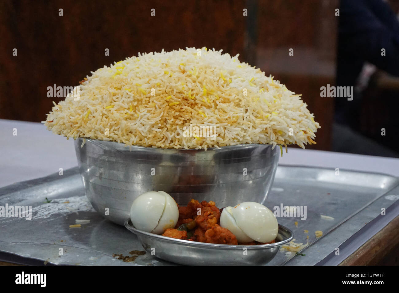 Hyderabadi biryani con huevos y pollo rojo Foto de stock