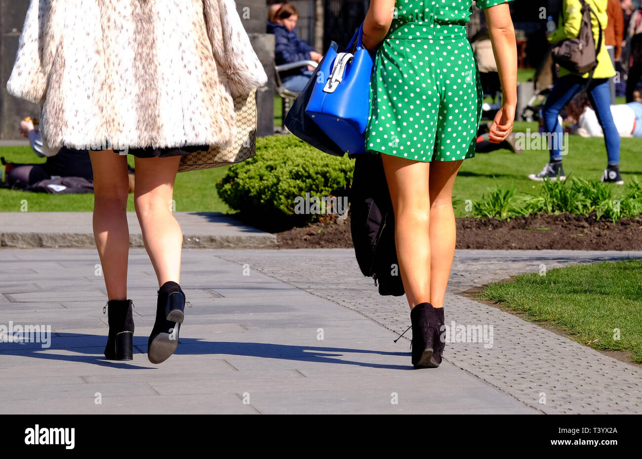 Women wearing short skirts fotografías e imágenes de alta resolución - Alamy