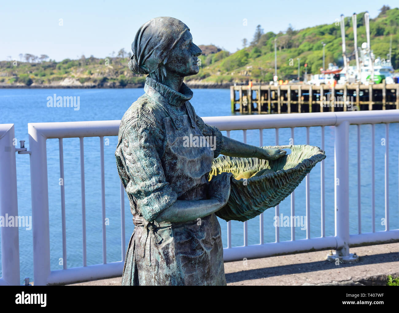'Stornoway Arenque Girl' estatua en mar, Stornoway, en la isla de Lewis, Outer Hebrides, Na h-Eileanan Siar, Scotland, Reino Unido Foto de stock