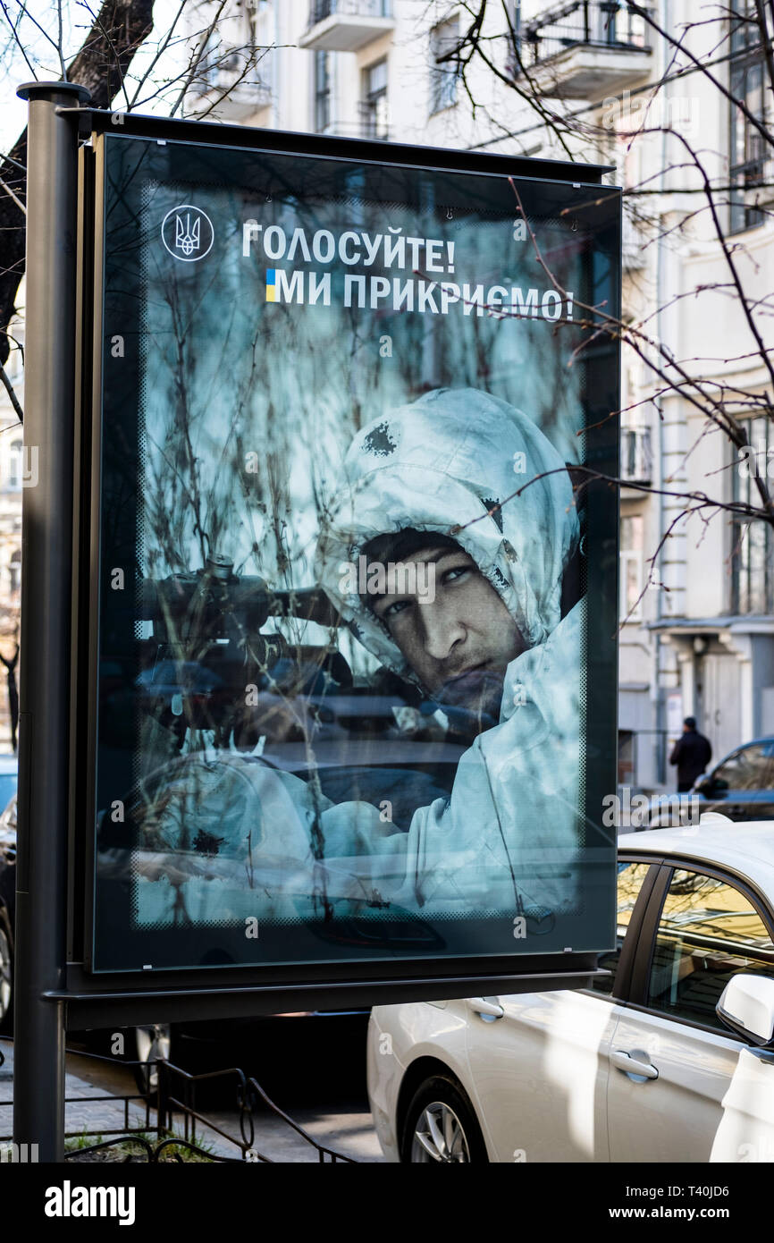 La publicidad de las fuerzas armadas en Kiev, Ucrania, 2019. Ucrania ha estado en un conflicto armado con los separatistas en la región de Donbass durante varios Foto de stock