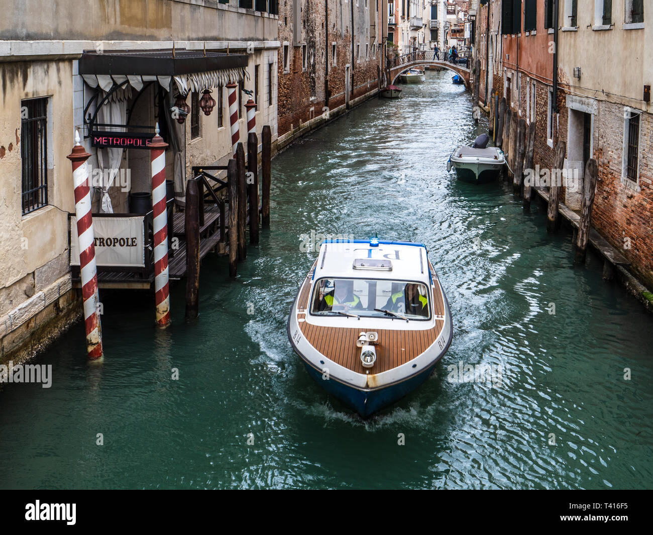 Barco de la policía de Venecia - Venecia una lancha policial con las luces azules destellando se desplaza hacia abajo un canal en Venecia Italia Foto de stock