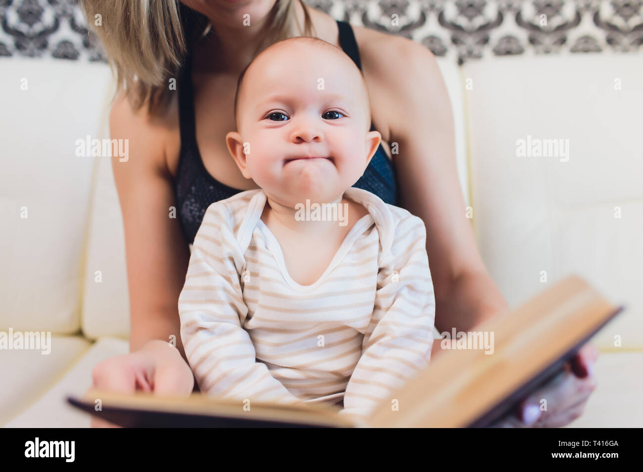 Una joven madre con su bebé en blanco. Foto de stock