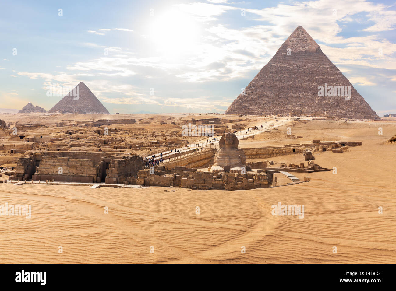 La Gran Esfinge delante de las pirámides, en Giza, Egipto Foto de stock