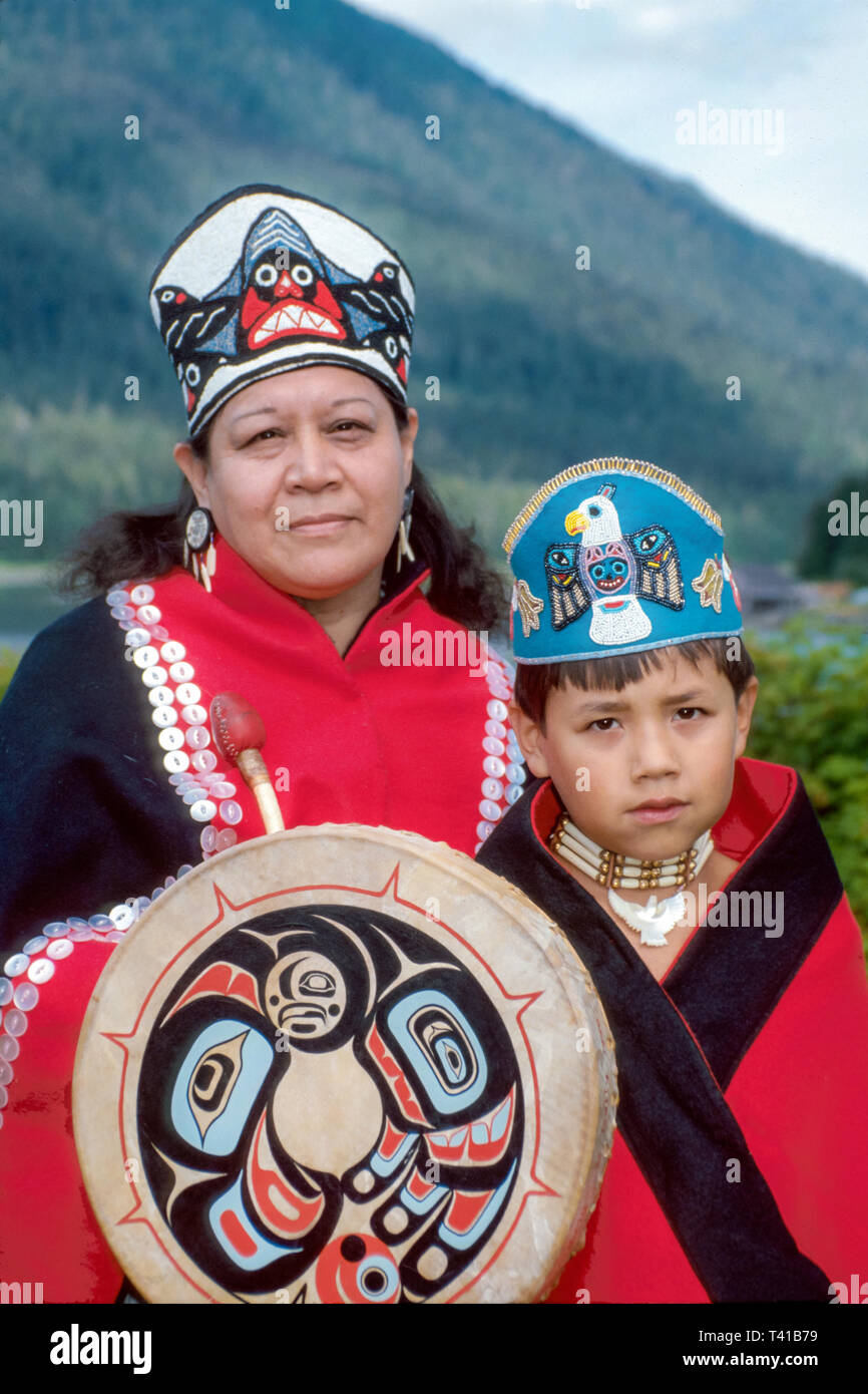 Alaska Alaska Alaskan Petersburg Tlingit Nativo Americano pueblos indígenas, Seet Ka Kwaan Dance Group Tribal traje regalia bailarines, Foto de stock