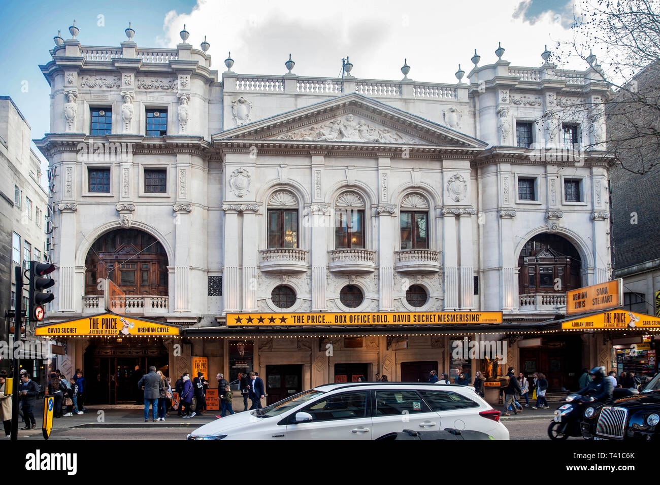 Londres- abril, 2019: El precio muestra por autor Miller en el Wyndhams Theatre en el West End de Londres Foto de stock