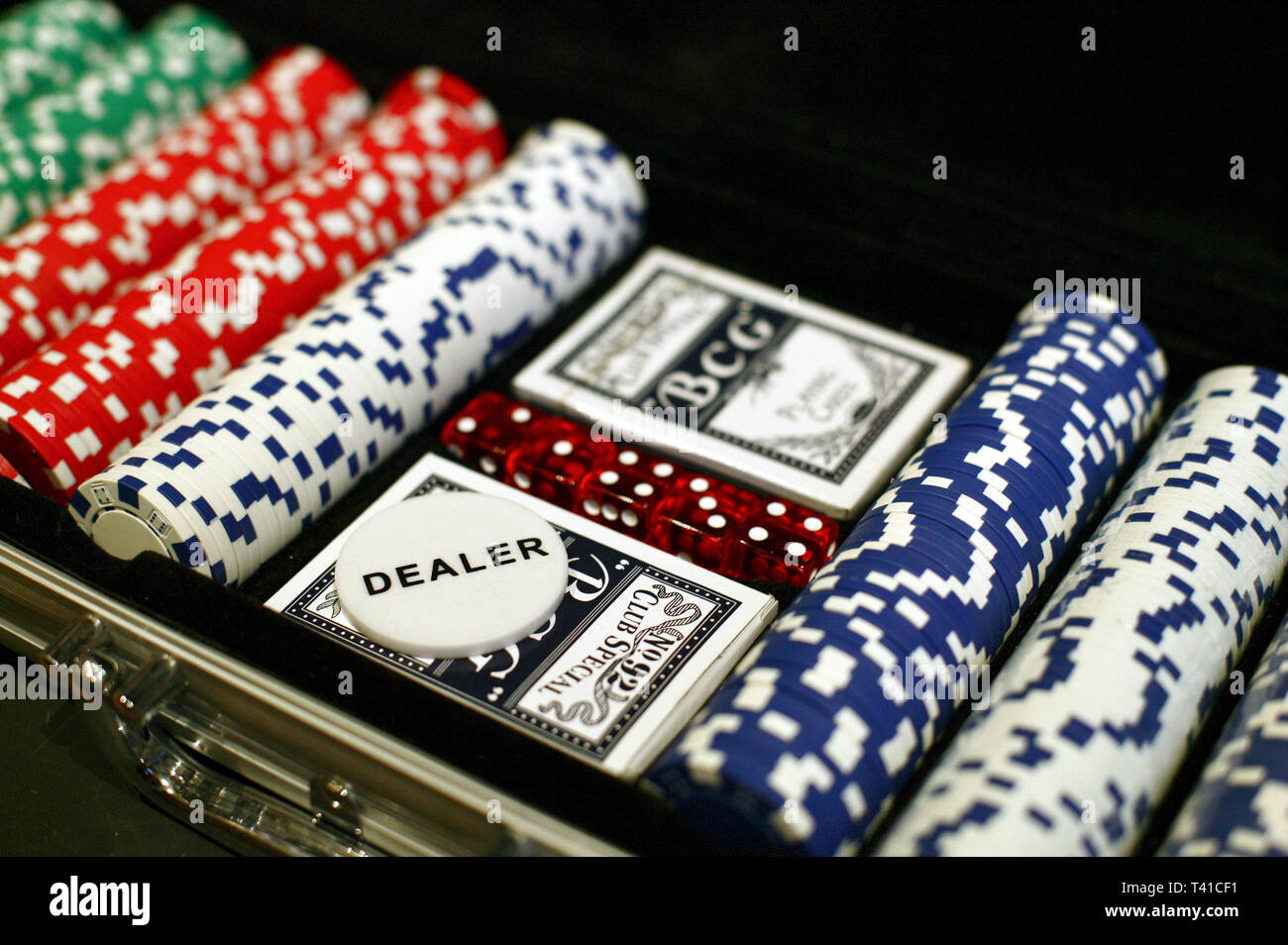 Jugar al Texas Hold'em Poker. Foto de stock