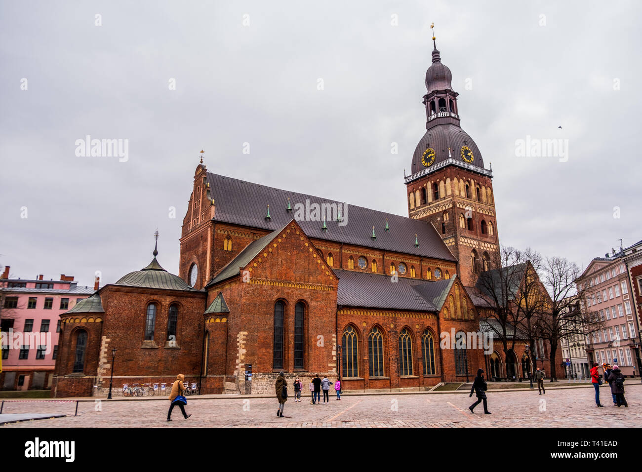 Y doma doma Church Square, en la ciudad vieja de Riga con personas Foto de stock