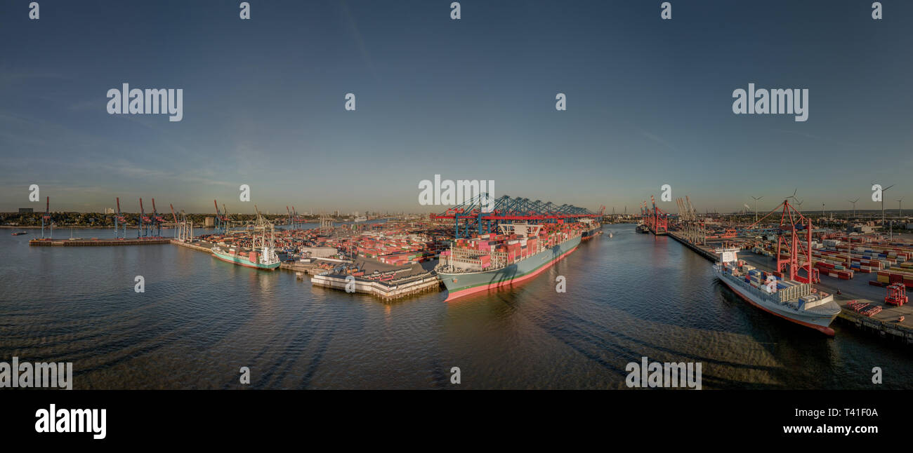 Vista aérea de una terminal en el puerto de Hamburgo en tiempo soleado Foto de stock