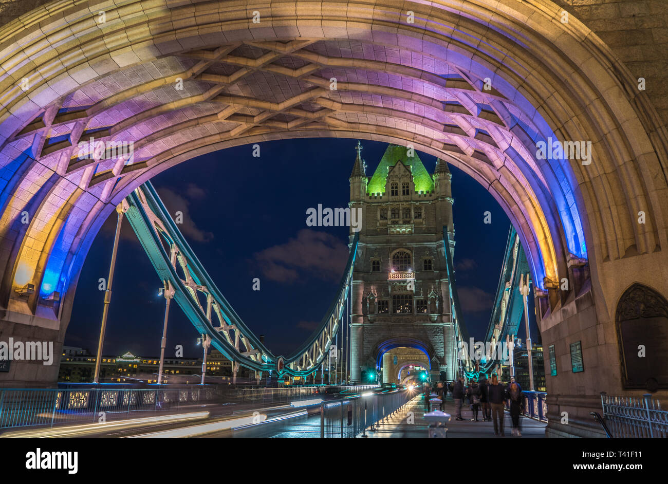 En la noche del Tower Bridge, Londres, Reino Unido. Foto de stock