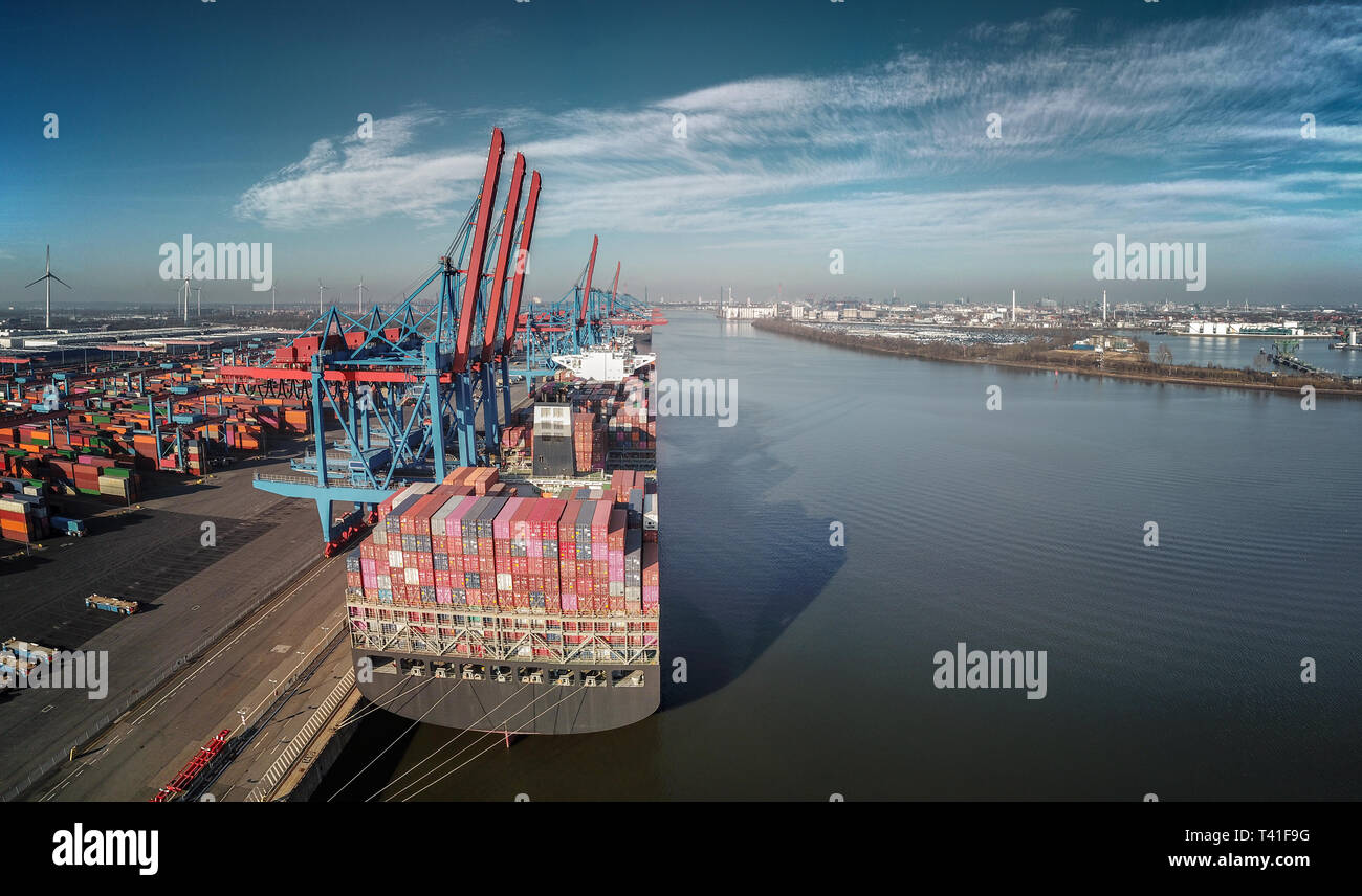 Vista aérea de una terminal en el puerto de Hamburgo en tiempo soleado Foto de stock