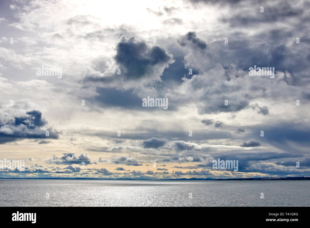 Espectacular cielo tormentoso sobre el este de Escocia. Foto de stock