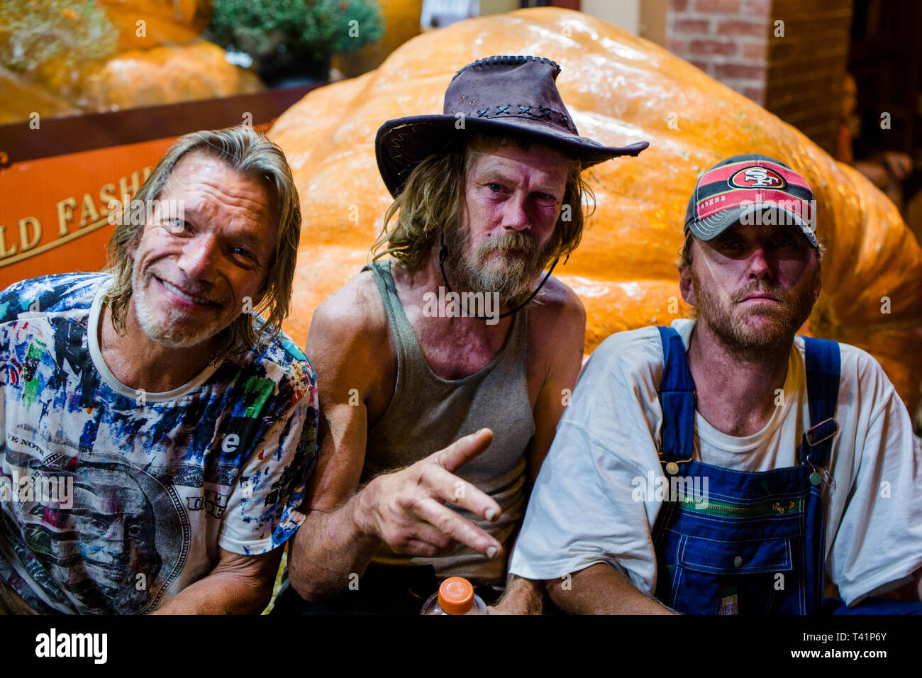 Tres amigos varones de mediana edad fiesta en las calles de Nashville Foto de stock