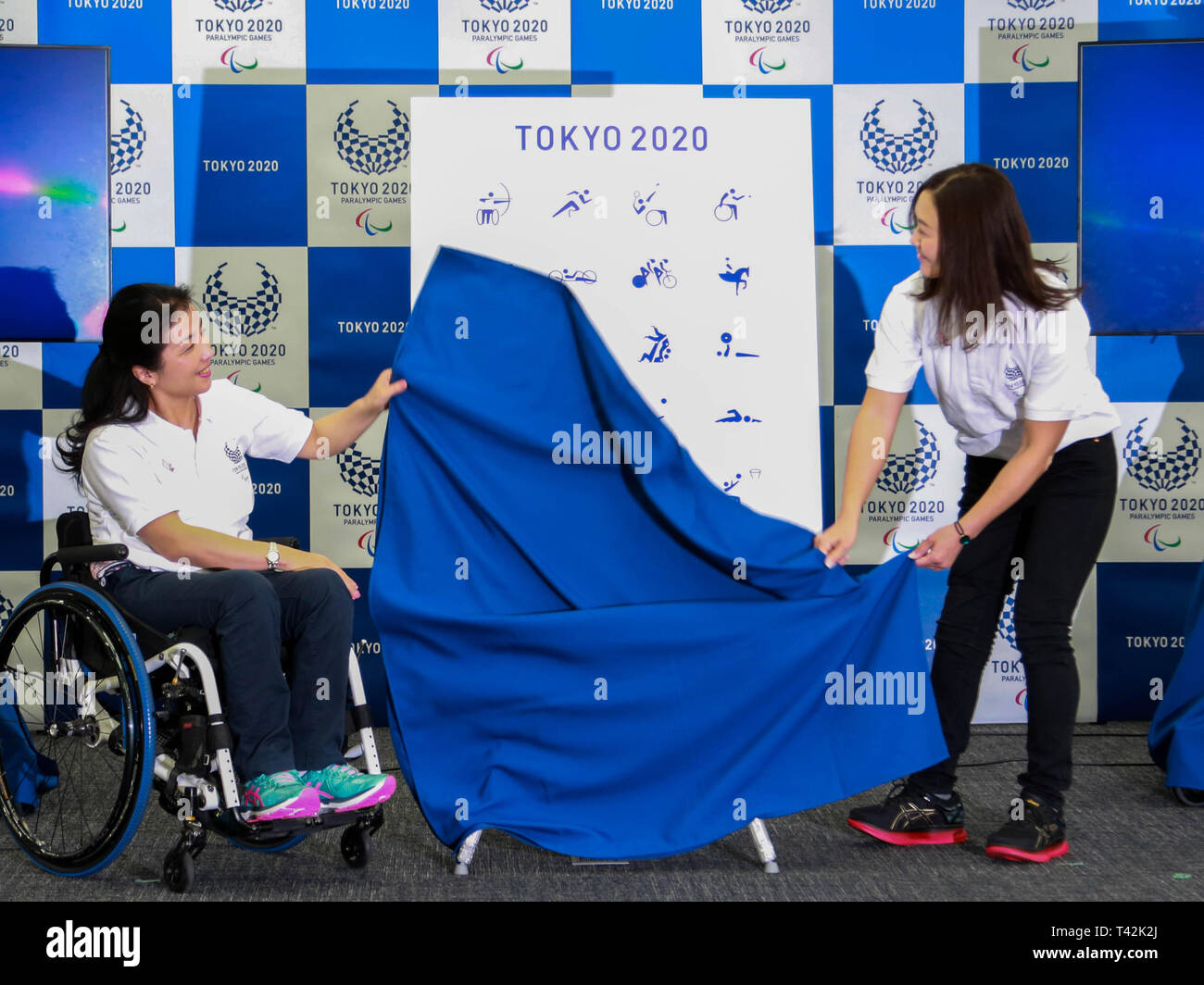 Tokio, Japón. 13 abr, 2019. Los atletas paralímpicos japonés Taguchi Aki  (L) y Mami Tani desvelar el deporte pictogramas para los Juegos  Paralímpicos de Tokio 2020 en el evento de inauguración en
