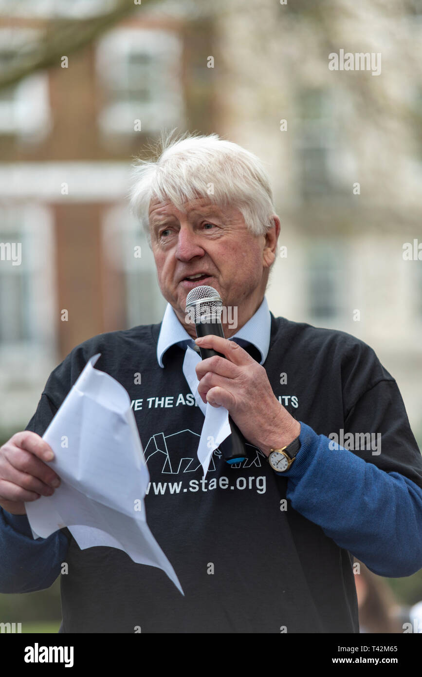 Stanley Johnson hablando en una parada la caza de trofeos y la protesta del comercio de marfil, Londres, Reino Unido. Padre de Boris Johnson Foto de stock