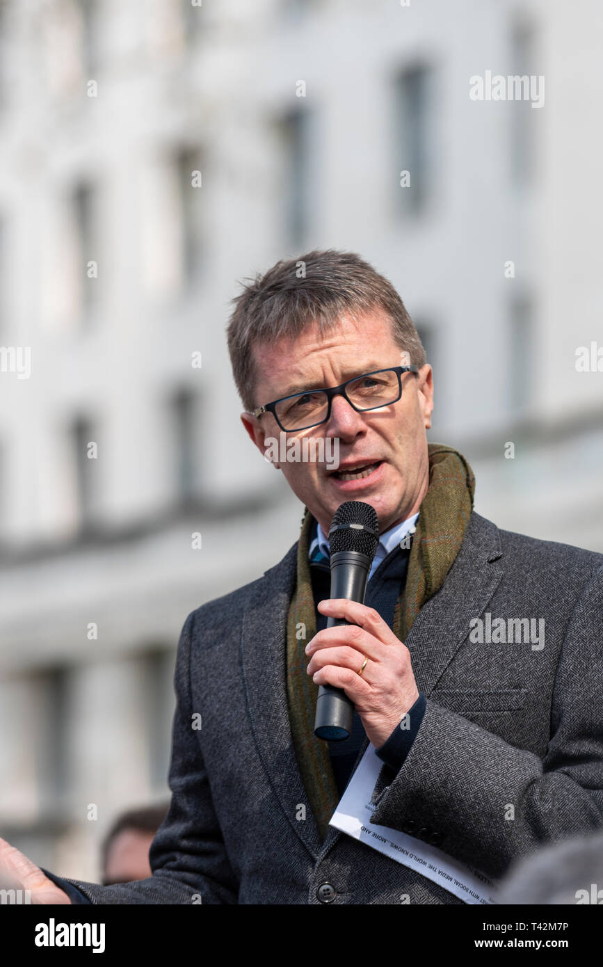 Nicky Campbell hablando en una parada la caza de trofeos y la protesta del comercio de marfil, Londres, Reino Unido. Periodista y presentador de televisión. Foto de stock