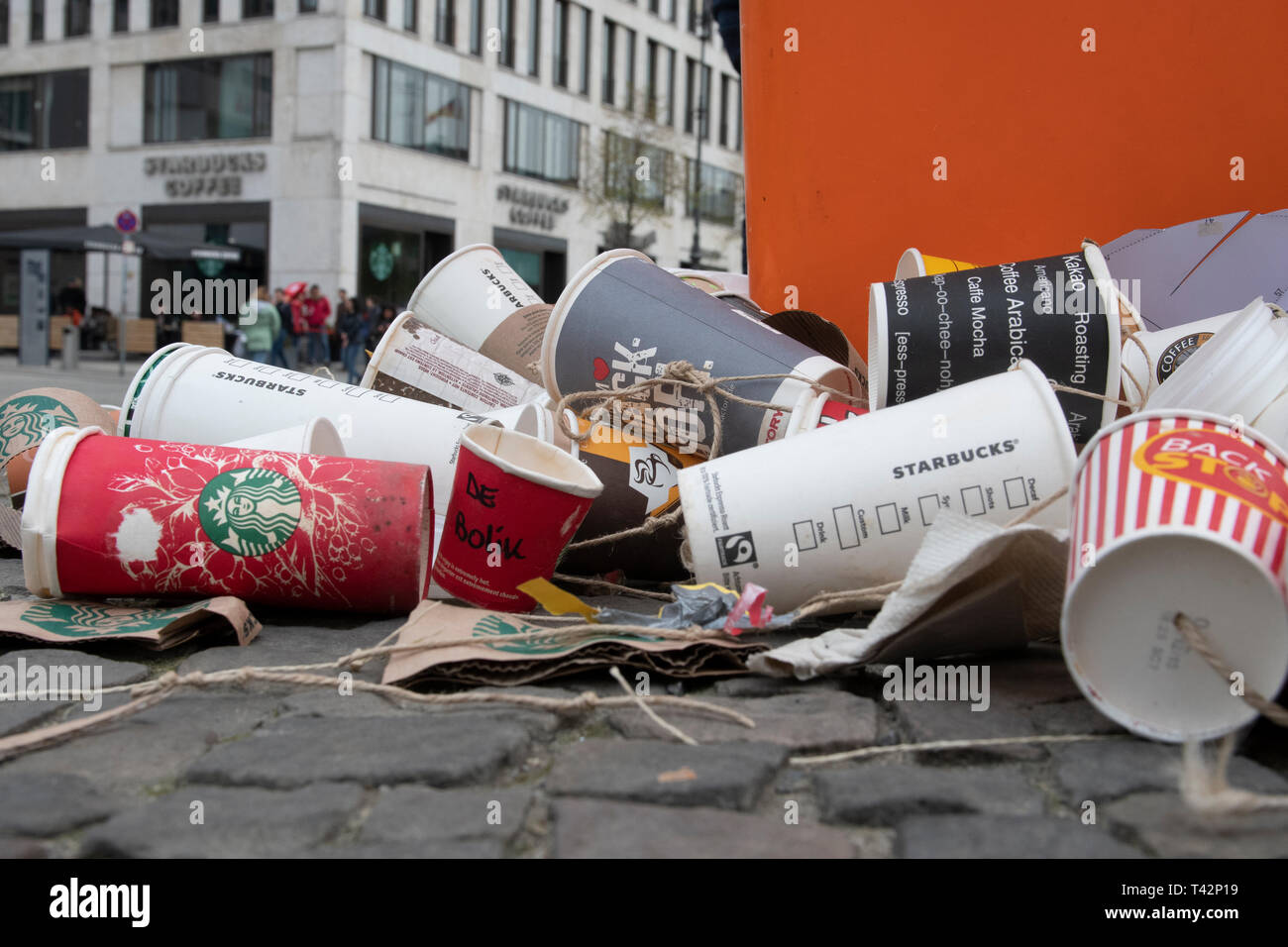 Starbucks planea deshacerse gradualmente de sus icónicos vasos descartables  - El Diario NY