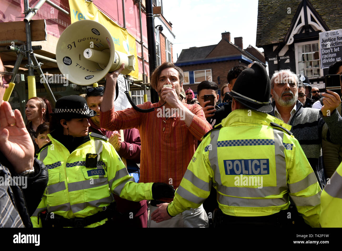 Wellington, Telford, Shropshire, Reino Unido, 13 de abril de 2019. Un contra-manifestante antirracista que se enfrenta a la marcha de la Liga de Defensa Inglesa en Wellington, Shropshire. Foto de DAVID BAGNALL Foto de stock