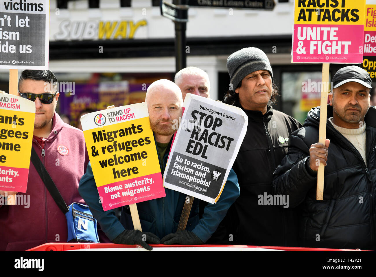 Wellington, Telford, Shropshire, Reino Unido, 13 de abril de 2019. Un contra-manifestante antirracista que se enfrenta a la marcha de la Liga de Defensa Inglesa en Wellington, Shropshire. Foto de DAVID BAGNALL Foto de stock