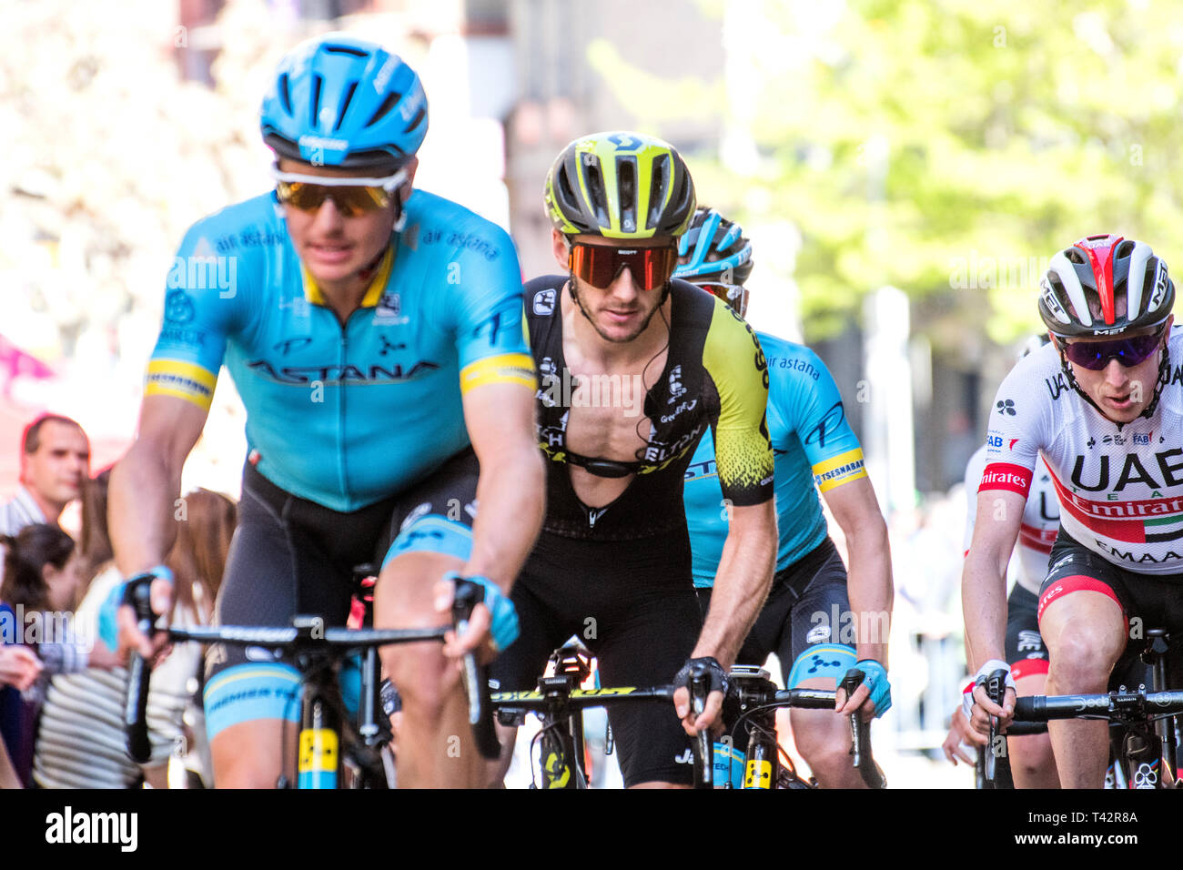 Eibar, España.El 13 de abril, 2019. Adam Yates (Scott) Mitchelton paseos durante la sexta etapa de la carrera de ciclismo "Tour del País Vasco" entre Eibar y Eibar el 13 de abril de 2019 en Eibar, España. © David Gato/Alamy Live News Foto de stock